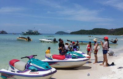Visitors in Phu Quoc, Kien Giang (Photo: SGGP)